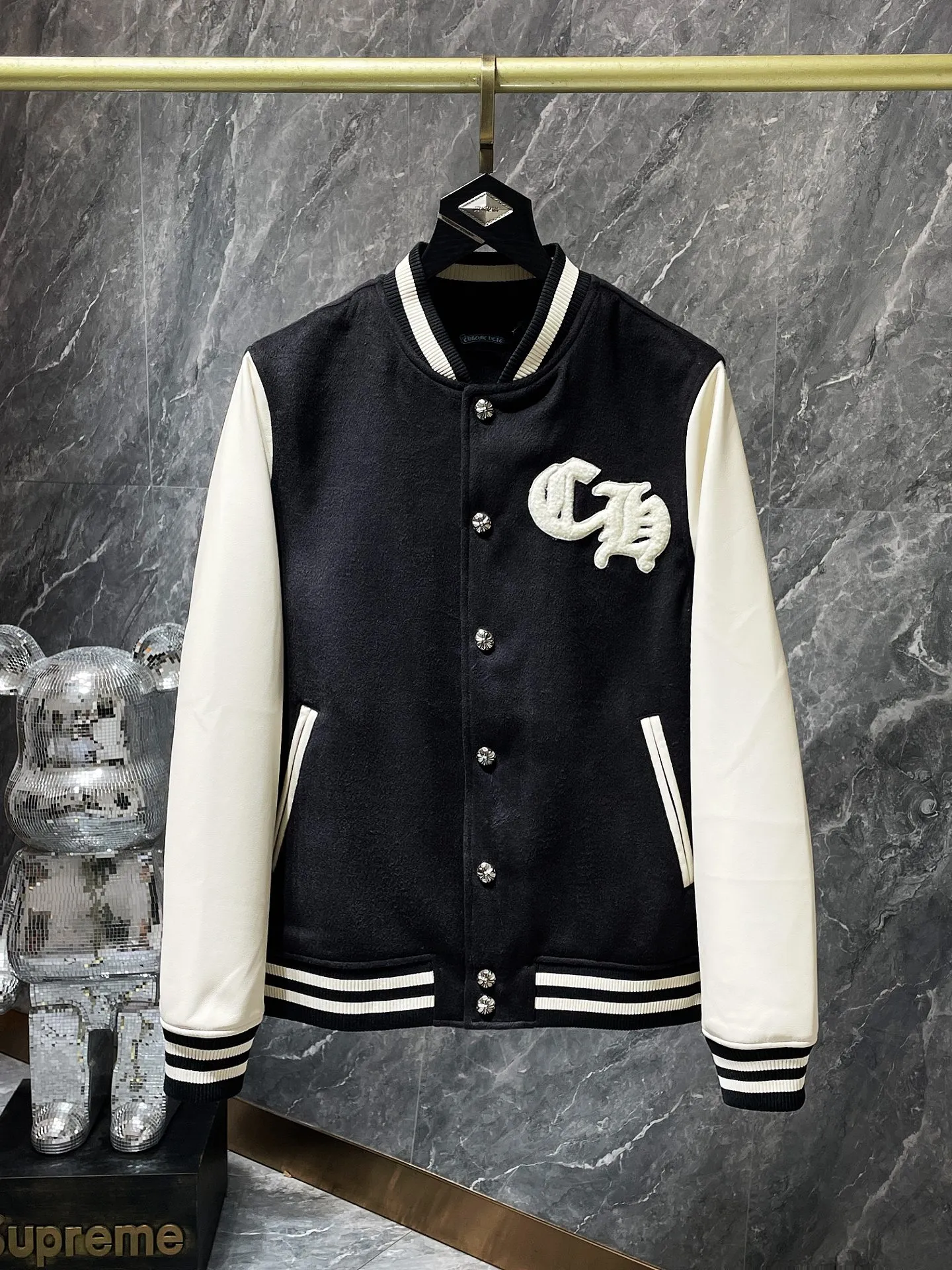 P436 new highest version! Chrome Hearts 🍁Winter clothing is here🍁 Sanskrit cross woolen leather sleeves spliced ​​with baseball embroidery cotton clothing, heavy embroidery ➕ both sleeves and the whole leather. Counter synchronization, heavy industry! ! Customized version of thickened woolen fabric, silk lining, customized version of hardware, not the ordinary version on the market! ! 🌈Recommended color: black and white color matching🌈Code number: S, M, L, XL